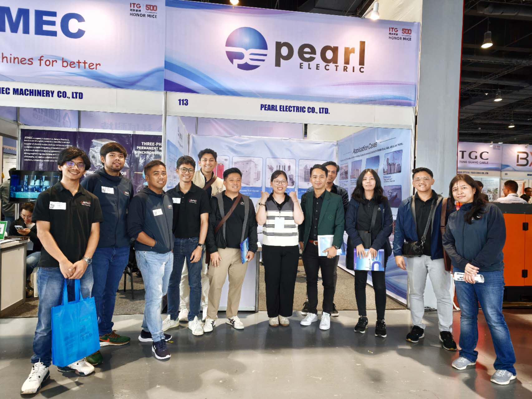 Инженер по продажам Pearl Electric Transformer позирует фото с клиентом